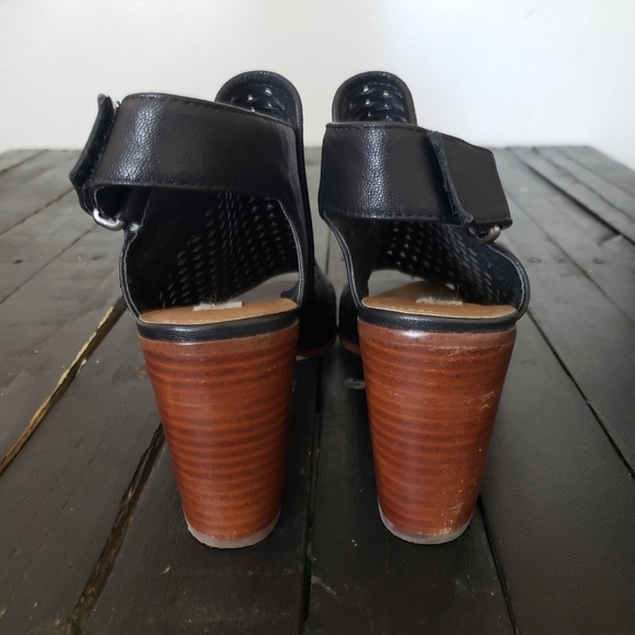 Steve Madden Nimbble Women's 8 Black Leather Perforated Sandals Heeled Open Toe - Picture 2 of 10